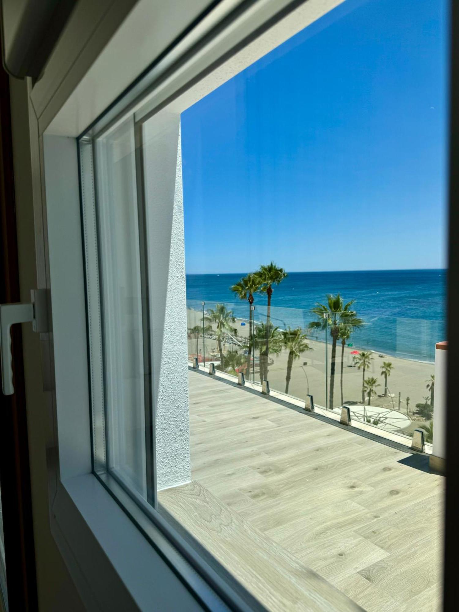 Sunnypalms - Beachfront Penthouse With Stunning Sea View Estepona Kültér fotó