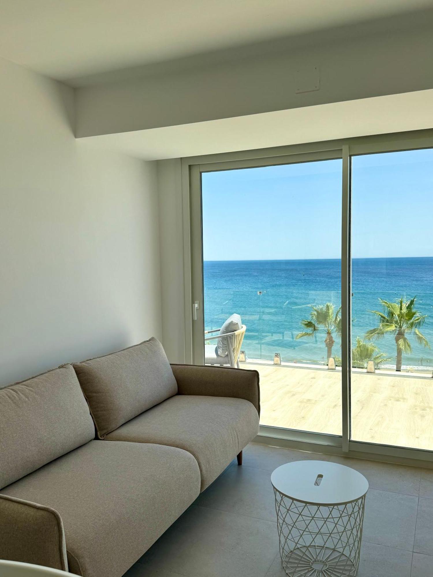 Sunnypalms - Beachfront Penthouse With Stunning Sea View Estepona Kültér fotó