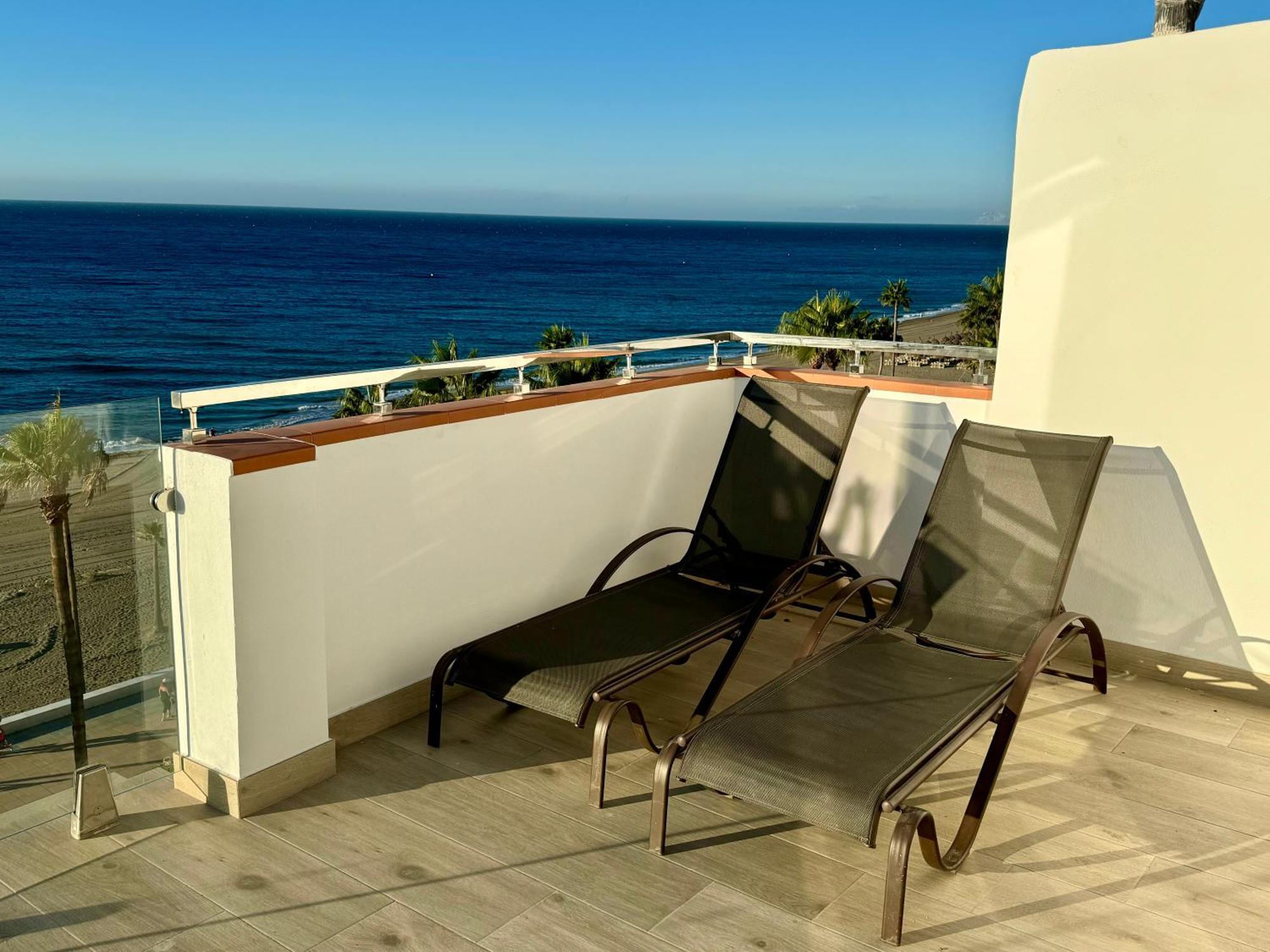 Sunnypalms - Beachfront Penthouse With Stunning Sea View Estepona Kültér fotó